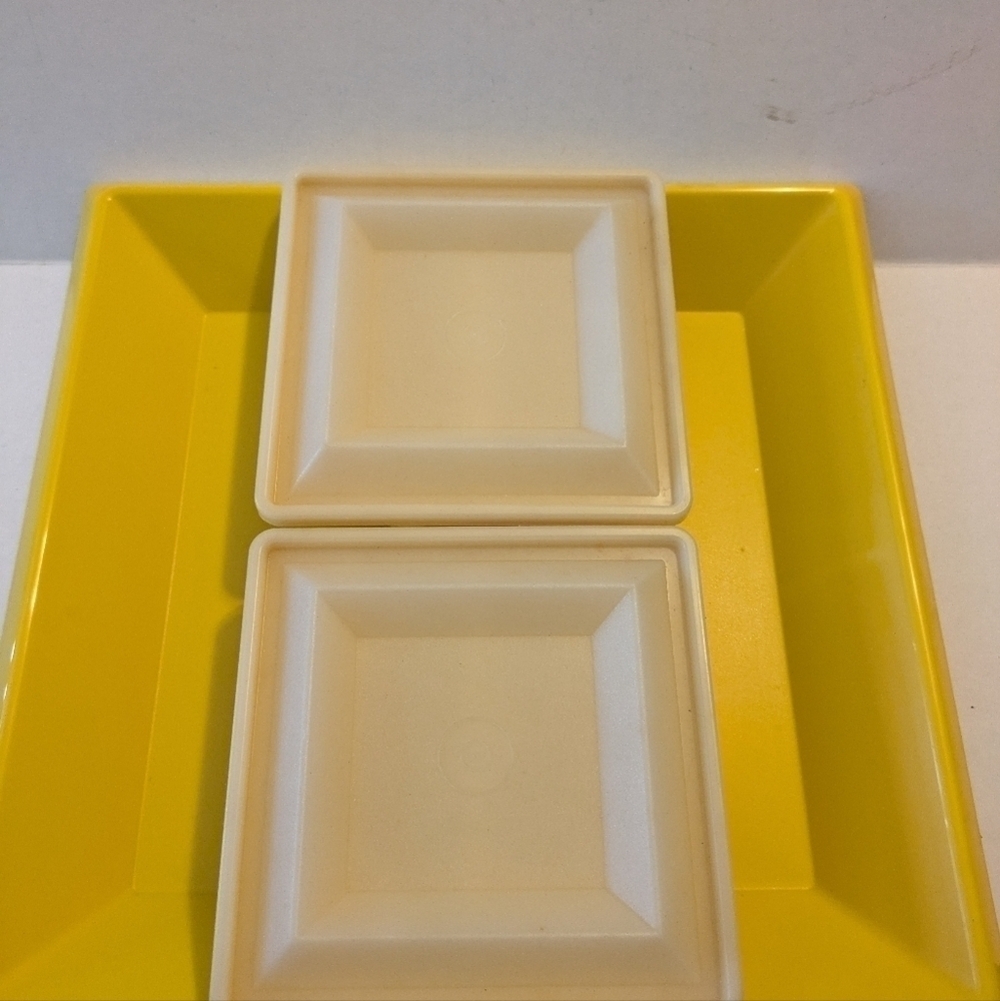 TUPPERWARE 5 Piece Get Togethers Buffet Set Serving Tray. Yellow - Picture 3 of 4